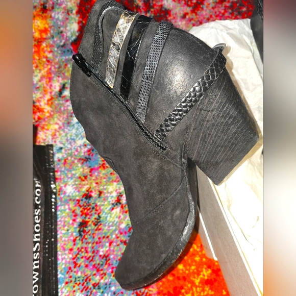 NIB! AUTHENTIC!! Elena Lachi Women's Black Suede Bootie Size 11B - Picture 3 of 12